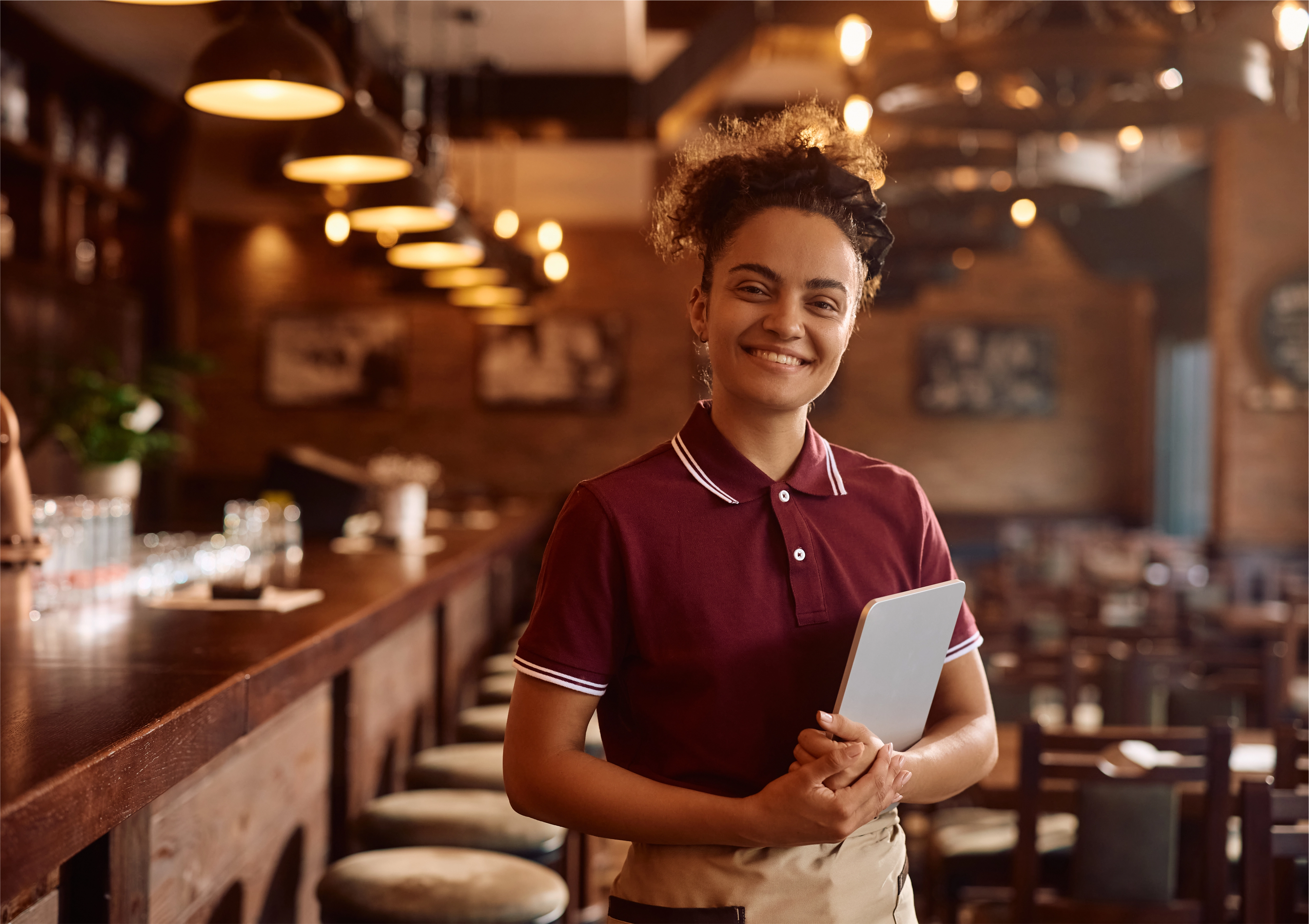 Empreendedora com tablet em restaurante estruturado pela RR Food Service
